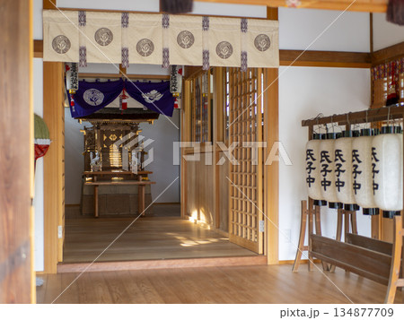 御扉が開けられた稲荷神社の本殿 134877709