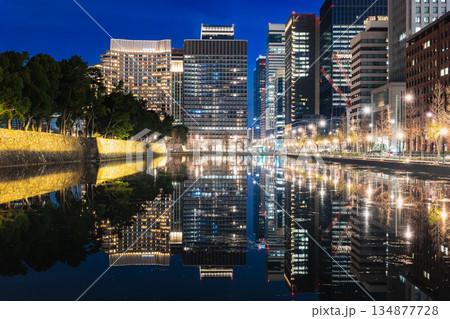 東京 年の瀬の丸の内と皇居和田倉濠 東京 年の瀬の丸の内と皇居和田倉濠 134877728