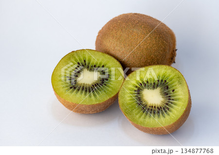キウイフルーツの断面 134877768