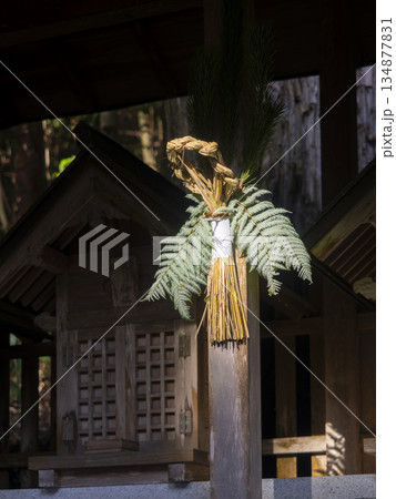 日射しに照らされた神社の正月飾り 日射しに照らされた神社の正月飾り 134877831