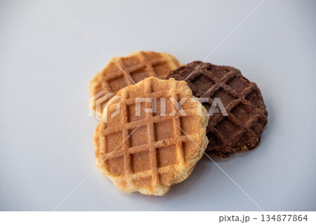 ワッフルクッキーのクローズアップ 134877864