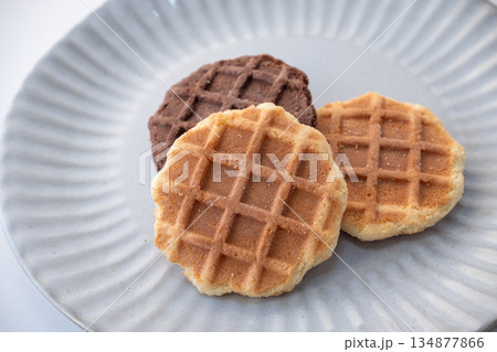 ワッフルクッキーの盛り付け 134877866