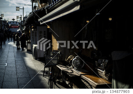 柴又帝釈天の参道 134877903