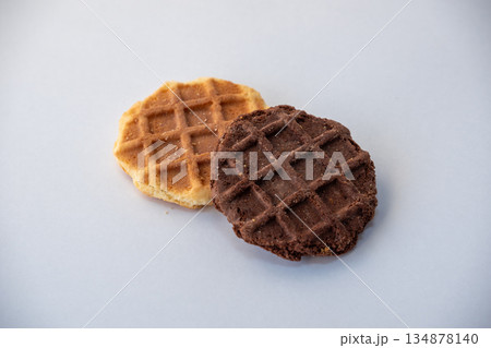 二枚の異なるワッフルクッキー 134878140