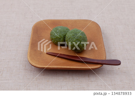 よもぎおはぎ 日本の和菓子 テーブル 134878933