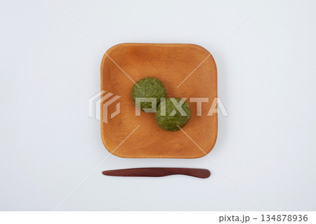 よもぎおはぎ 日本の和菓子 白背景 134878936