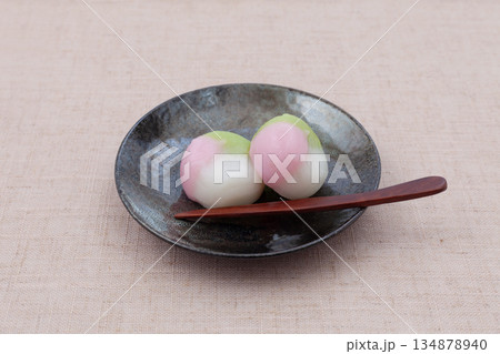 三色団子 日本の和菓子 テーブル 134878940