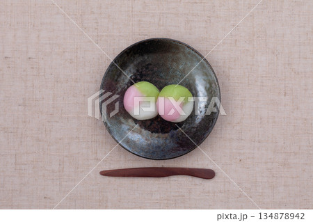 三色団子 日本の和菓子 テーブル 134878942