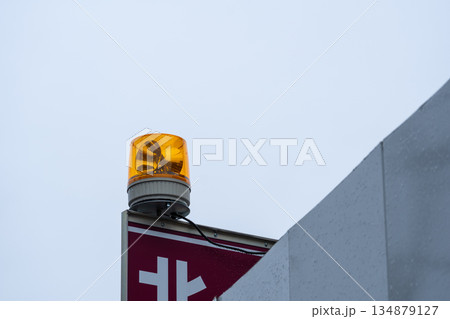 警告灯と灰色の空 134879127