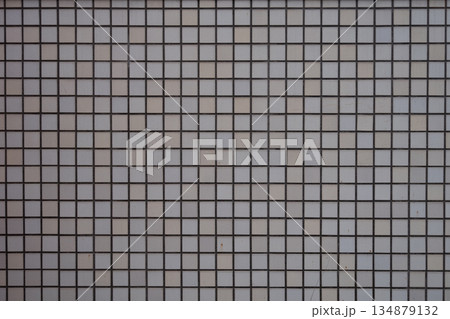 グレーの格子状タイル模様 134879132
