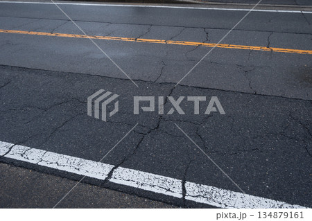 道路のひび割れとライン 134879161