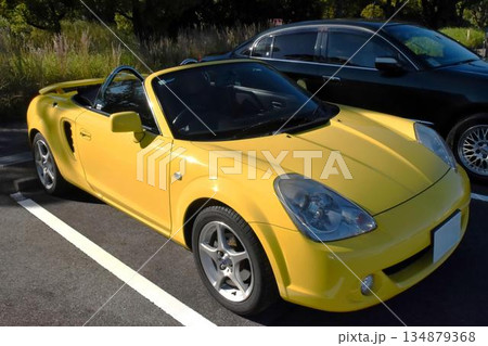 黄色いスポーツカー 134879368