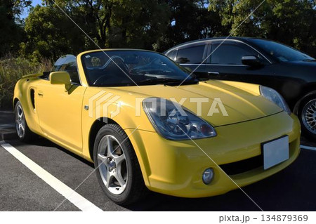 黄色いスポーツカー 黄色いスポーツカー 134879369