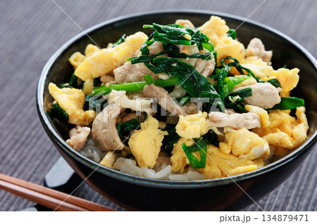 豚ニラ玉丼 134879471