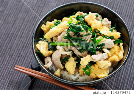 豚ニラ玉丼 134879472