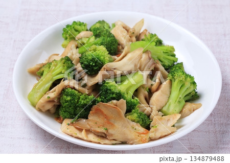 ブロッコリーと舞茸の炒め物 134879488