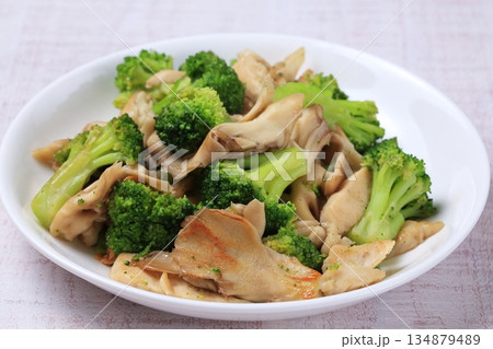 ブロッコリーと舞茸の炒め物 ブロッコリーと舞茸の炒め物 134879489