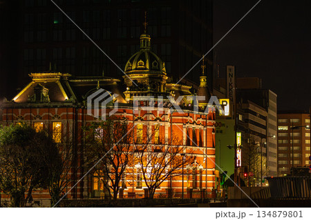 静かに旅人を迎える歴史の灯火 134879801