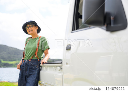 軽トラックと高齢女性 【撮影協力：隠岐シーサイドリゾートみやび様】 134879921