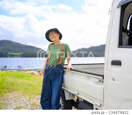 高齢女性と軽トラック 【撮影協力：隠岐シーサイドリゾートみやび様】 134879922