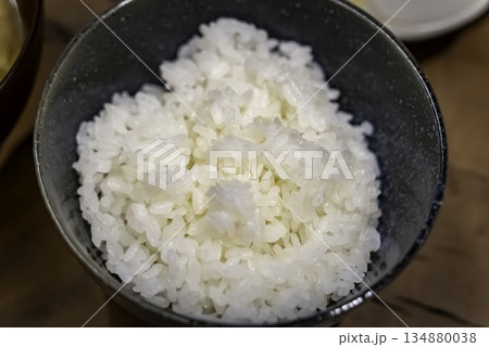 茶碗に盛られたご飯 134880038