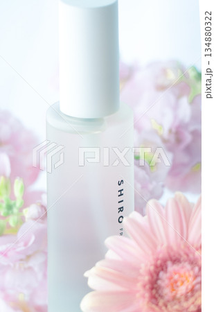 化粧品のイメージ画像［ルームフレグランスとピンクの花］ 134880322