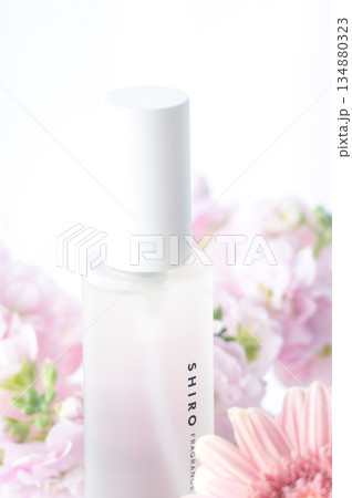 化粧品のイメージ画像［ルームフレグランスとピンクの花］ 134880323