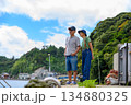 港で景色を見る夫婦 【撮影協力：隠岐シーサイドリゾートみやび様】 134880325