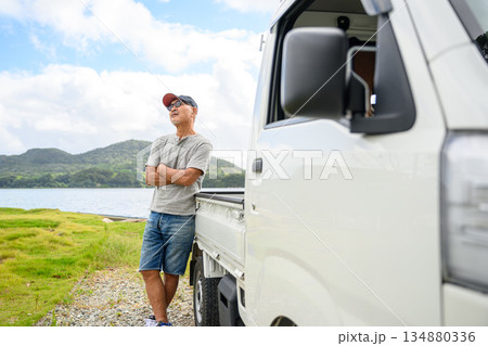 軽トラックと男性が休憩 【撮影協力：隠岐シーサイドリゾートみやび様】 134880336