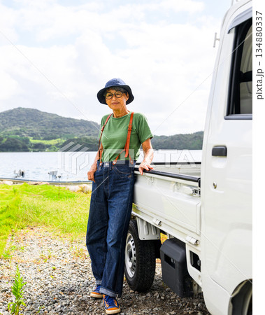 高齢女性と軽トラック 【撮影協力：隠岐シーサイドリゾートみやび様】 134880337