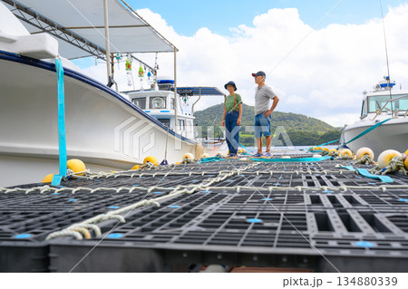 桟橋で船を眺める夫婦 【撮影協力：隠岐シーサイドリゾートみやび様】 134880339