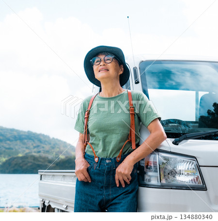 シニア女性と軽トラック 【撮影協力：隠岐シーサイドリゾートみやび様】 134880340