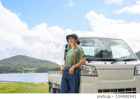 軽トラックと女性が屋外で 【撮影協力：隠岐シーサイドリゾートみやび様】 134880341