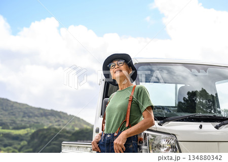 高齢女性と軽トラック 134880342