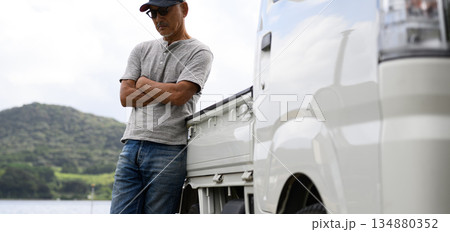 軽トラックの横で立つ男性 【撮影協力：隠岐シーサイドリゾートみやび様】 134880352