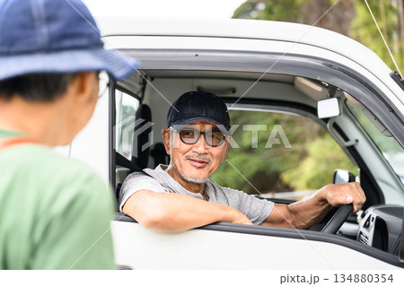 軽トラックの男性と会話 【撮影協力：隠岐シーサイドリゾートみやび様】 134880354