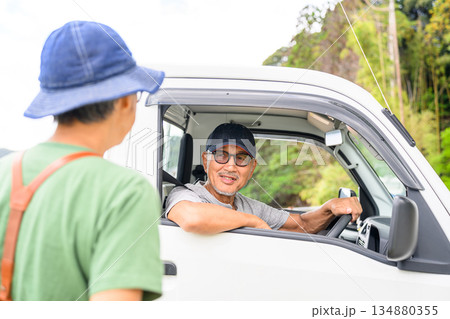 軽トラックの男性と会話 【撮影協力:隠岐シーサイドリゾートみやび様】 軽トラックの男性と会話 【撮影協力:隠岐シーサイドリゾートみやび様】 134880355