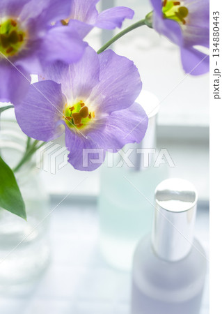 化粧品のイメージ画像［アロマオイルと紫色の花］ 134880443