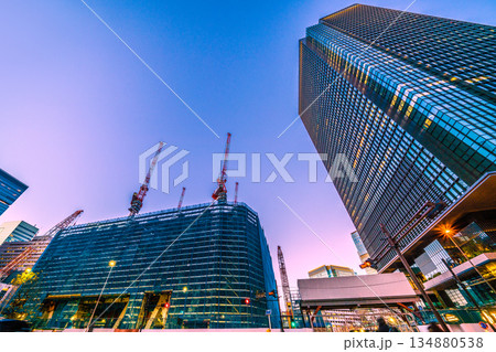 日本の東京都市景観新風景。TOKYO TORCH 大手町に巨大鉄骨構造体。東京の玄関口・東京駅前に… 日本の東京都市景観新風景。TOKYO TORCH 大手町に巨大鉄骨構造体。東京の玄関口・東京駅前に… 134880538