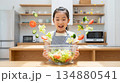 サラダボールを持った女の子 134880541