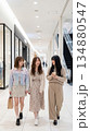 ショッピングを楽しむ3人の日本人女性 134880547