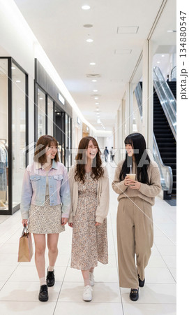 ショッピングを楽しむ3人の日本人女性 134880547