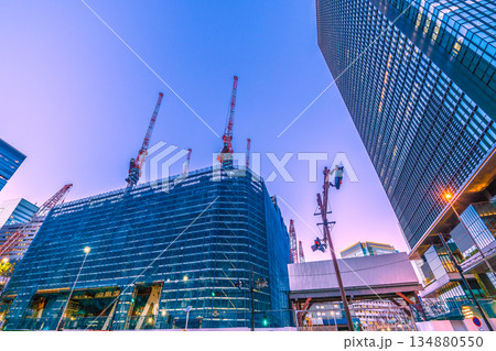 日本の東京都市景観新風景。TOKYO TORCH 大手町に巨大鉄骨構造体。東京の玄関口・東京駅前に… 134880550