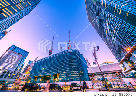 日本の東京都市景観新風景。TOKYO TORCH 大手町に巨大鉄骨構造体。東京の玄関口・東京駅前に… 134880579