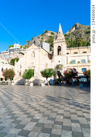 Taormina old town square, Sicily Italy 134880634