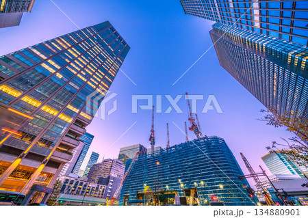 日本の東京都市景観新風景。TOKYO TORCH 常盤橋再開発　大手町に巨大鉄骨構造体やクレーン群 134880901