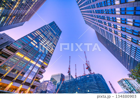 日本の東京都市景観新風景。TOKYO TORCH 大手町に巨大鉄骨構造体。東京の玄関口・東京駅前に… 134880903