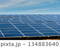 たくさん並んだ太陽光発電用のパネル 134883640