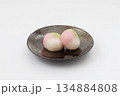 三色団子 日本の和菓子 白背景 134884808