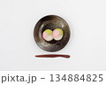 三色団子 日本の和菓子 白背景 134884825